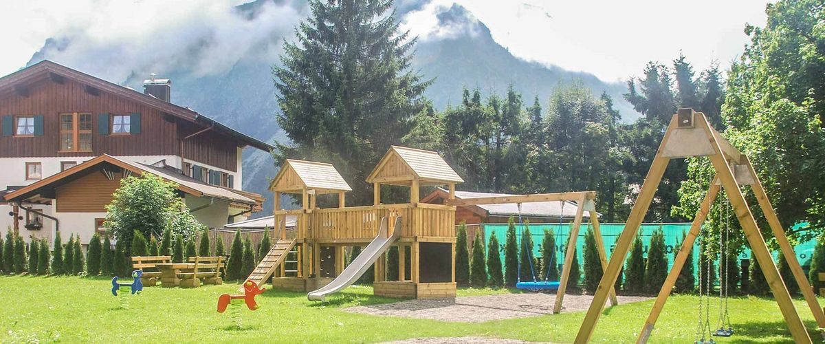 Kletterturm am Kinderspielplatz
