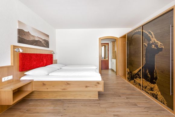 Ferienwohnung mit Doppelbett im Schlafzimmer