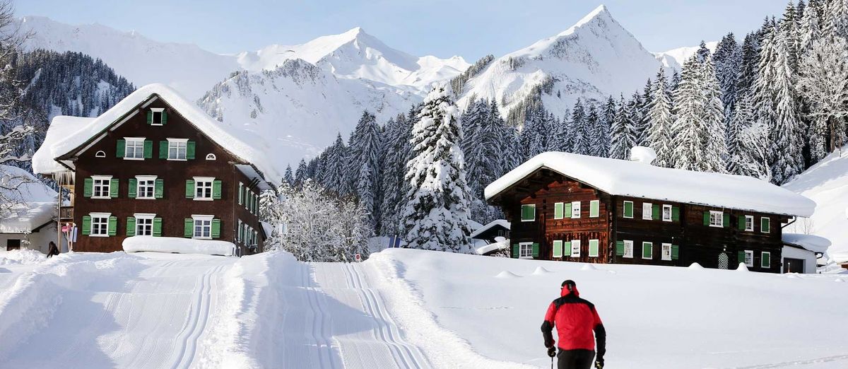 Langlaufen in tief verschneiter Winterlandschaft