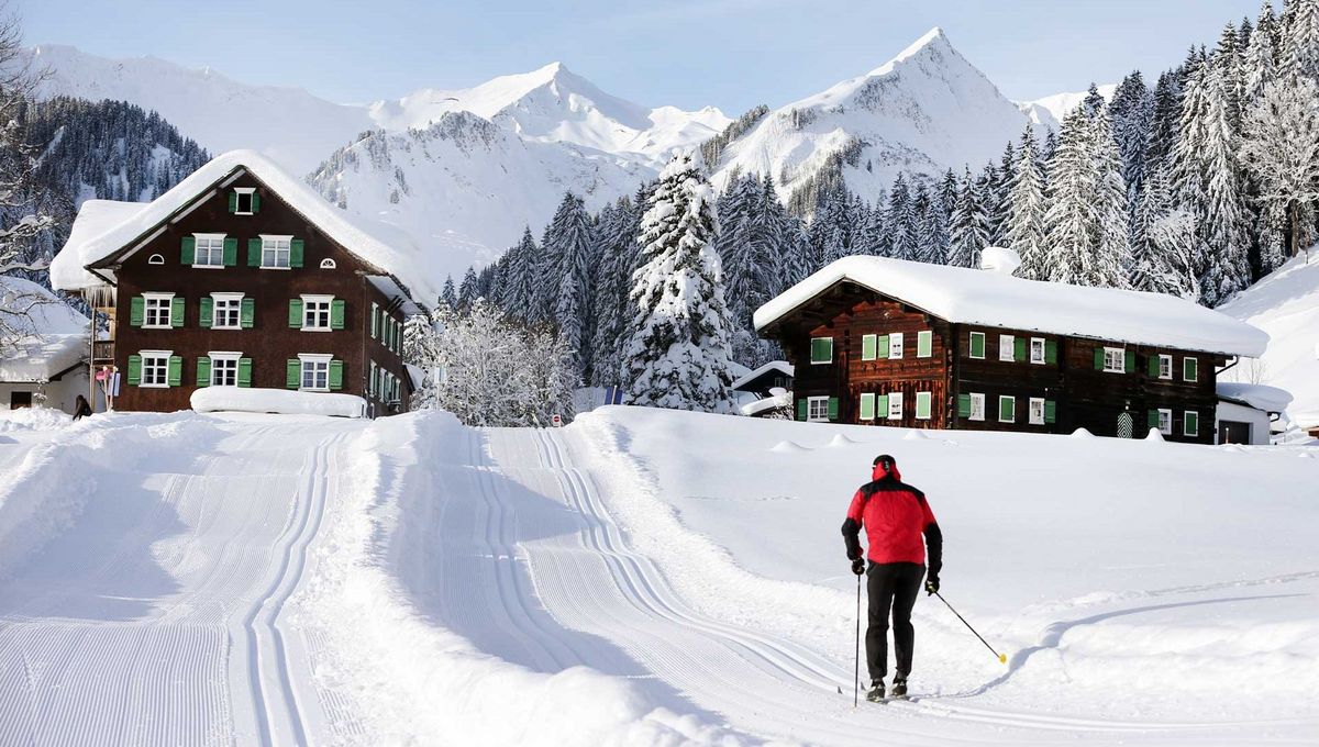 Langlaufen in tief verschneiter Winterlandschaft