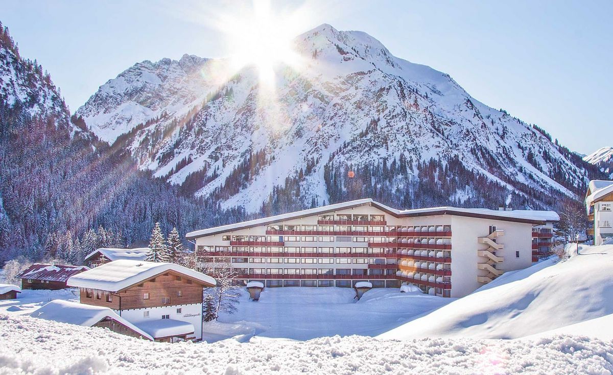 Außenansicht vom Hotel im Winter