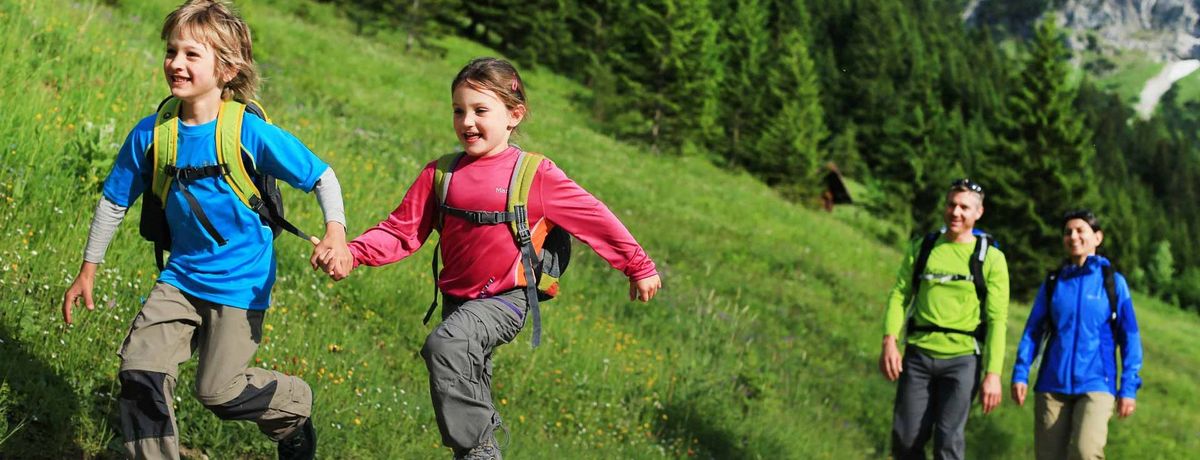Familienwanderung mit zwei Kindern