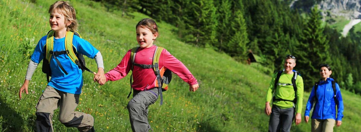 Familienwanderung mit zwei Kindern