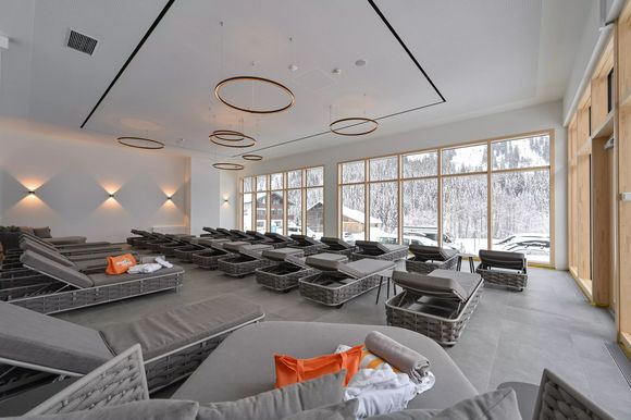 Heller Panorama-Ruheraum mit großen Fenstern und zahlreichen Liegen im Aparthotel Kleinwalsertal